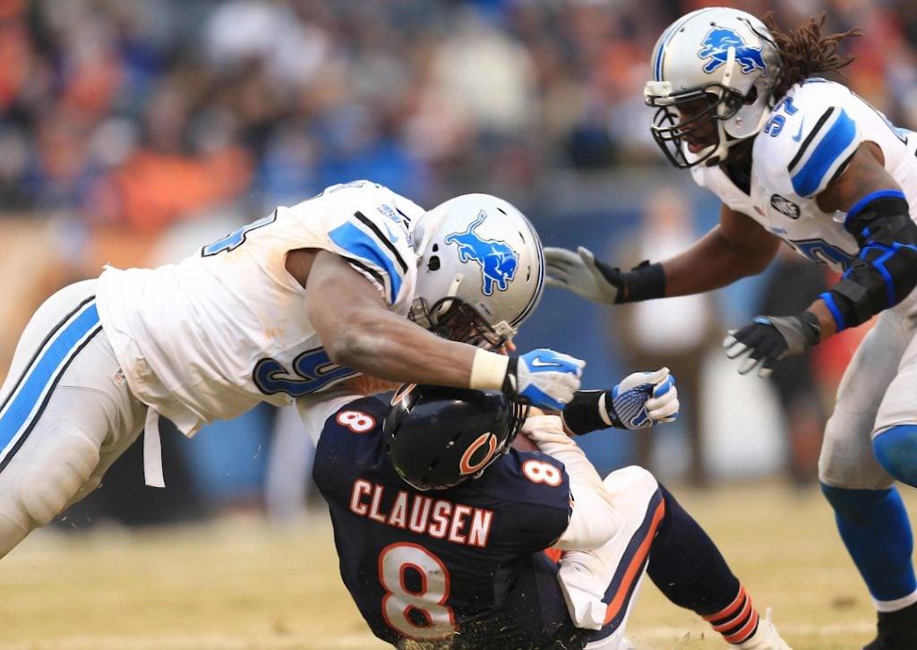 Jimmy Clausen sofrendo um sack.